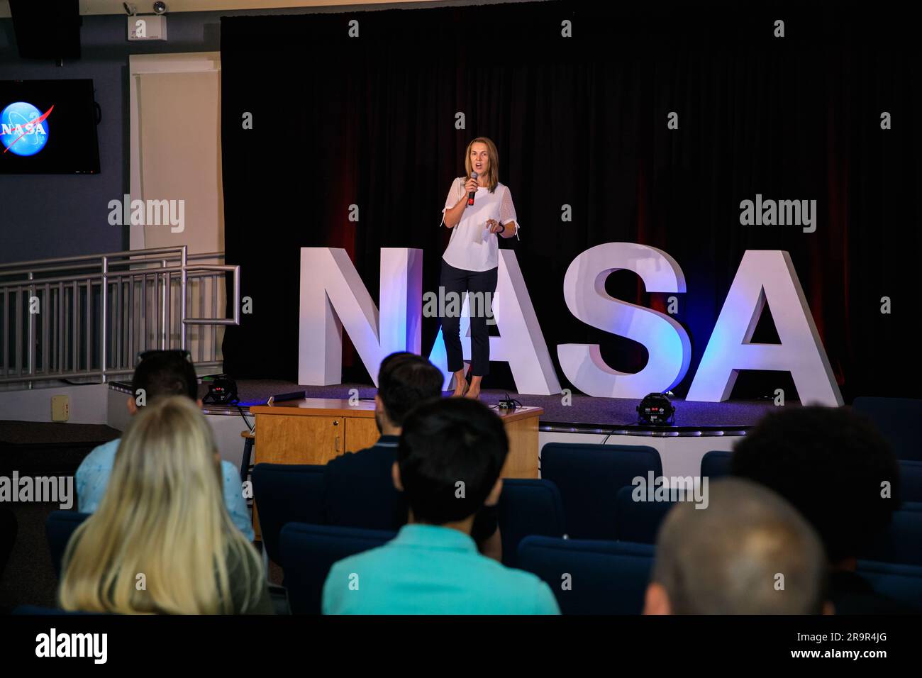 Caitlin Dunlap vom Engineering Directorate der NASA sprach am 3. Mai 2023 mit den Teilnehmern während einer Wissensaustausch-Sitzung, die von Starting Leaders am Kennedy Learning Institute veranstaltet wurde. Das Programm unterstützt aufstrebende Fachkräfte, verbessert Führungskompetenzen, Mitarbeiterzufriedenheit und Mitarbeiterbindung im Kennedy Space Center. Stockfoto