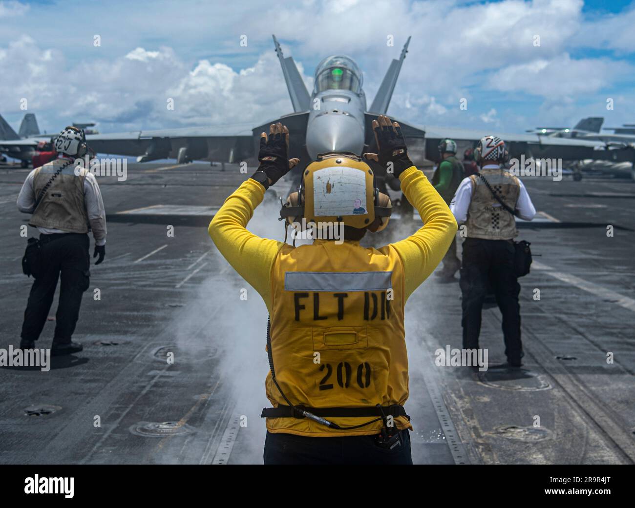 USS Nimitz, internationale Gewässer. 01. Juni 2023. EIN US-AMERIKANISCHER Ein Matrose der Navy-Crew leitet ein F/A-18E Super Hornet-Kampfflugzeug vom Blue Diamonds of Strike Fighter Squadron 146, bereiten Sie sich auf das Cockpit des Flugzeugträgers USS Nimitz der Nimitz-Klasse vor, der Routineeinsätze durchführt, am 1. Juni 2023 auf dem Pazifik. Kredit: MC2 Justin McTaggart/U.S Navy Photo/Alamy Live News Stockfoto