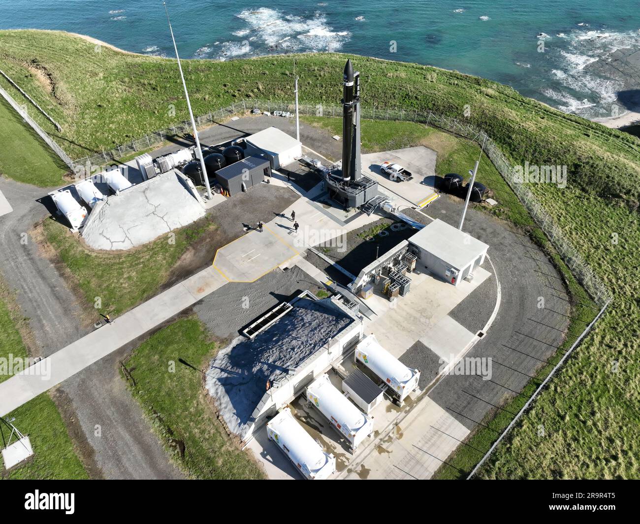 TROPEN-Raketenabschuss. Eine Rakete von Rocket Lab Electron steht auf Block B, Startkomplex 1, in Māhia, Neuseeland, kurz vor dem Start um 3:46 Uhr NZST Freitag, 26. Mai, mit den zeitaufgelösten Beobachtungen der NASA zur Niederschlagsstruktur und Sturmintensität mit einer Konstellation von Smallsats (TROPEN) CubeSats in der Nutzlastverkleidung auf der Rakete. Der erfolgreiche Start brachte das letzte Paar TROPEN-CubeSats in die Umlaufbahn und vervollständigte die Konstellation. TROPICS liefert Daten zu Temperatur, Niederschlag, Wasserdampf und Wolken durch Messung von Mikrowellenfrequenzen und liefert so Einblicke in en Stockfoto