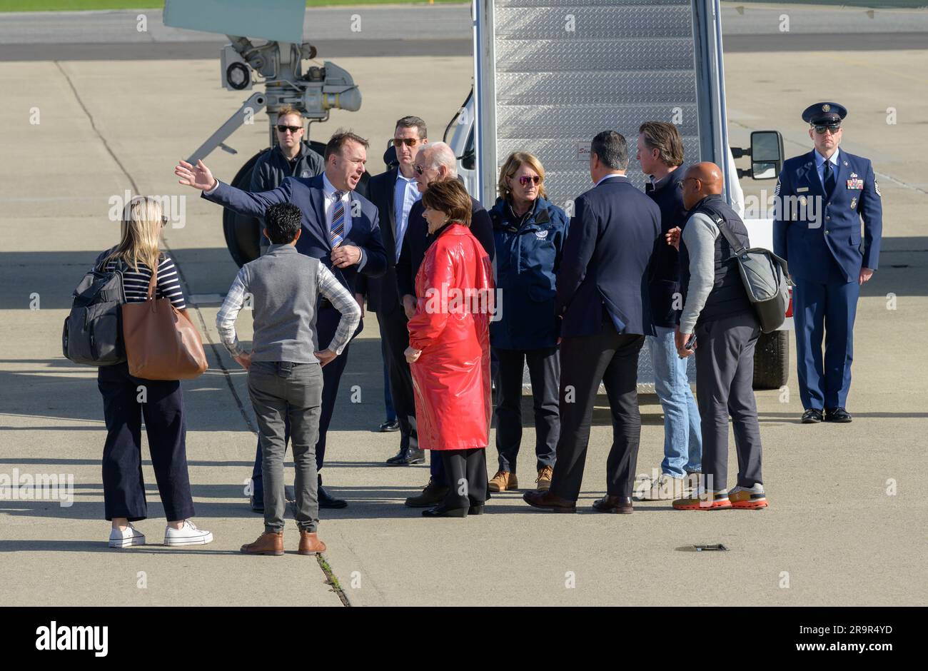 USA Präsident Joe Biden kommt an Bord der Air Force One am Moffett Federal Airfield an. Biden wurde von David Korsmeyer, dem stellvertretenden Leiter des Zentrums, der Kongressabgeordneten Anna Eshoo, Senator Alex Padilla und dem kalifornischen Gouverneur Gavin Newsom begrüßt, bevor er in den Marine One Hubschrauber einstieg, um die Folgen von Überschwemmungen und anderen Sturmfolgen entlang der zentralen Küste Kaliforniens zu beobachten. Stockfoto