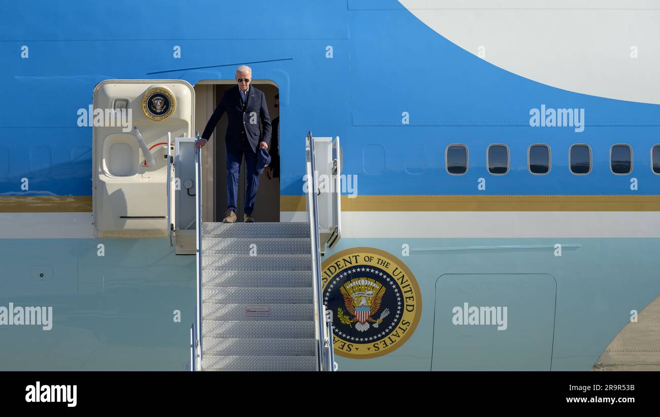 Präsident Joe Biden traf am 19. Januar 2023 an Bord der Air Force One auf dem Moffett Federal Airfield ein. Er wurde von David Korsmeyer, Anna Eshoo, Alex Padilla und Gavin Newsom getroffen und ging dann an Bord der Marine One, um die Auswirkungen von Überschwemmungen und Sturm entlang der kalifornischen Zentralküste zu bewerten. Stockfoto