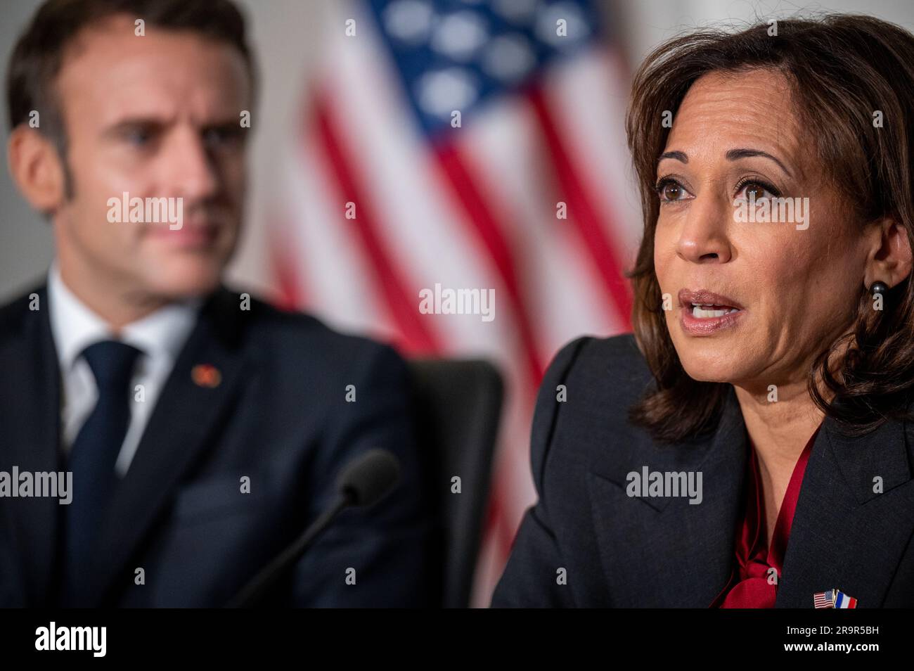 Vizepräsidentin Kamala Harris traf sich am 30. November 2022 mit dem französischen Präsidenten Emmanuel Macron und dem NASA-Administrator Bill Nelson im NASA-Hauptquartier in Washington, um über Erdwissenschaft und internationale Weltraumzusammenarbeit zu diskutieren. Stockfoto