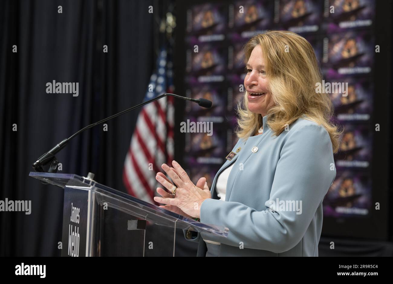 Smithsonian unter Sekretärin Ellen Stofan sprach am ersten Tag der Ausgabe für die USPS-Marke zu Ehren des James Webb Space Telescope. Der Stempel zeigt eine Illustration von JWST und erkennt seine Mission an, das Sonnensystem zu erforschen, Exoplaneten zu erforschen und die Struktur und Ursprünge des Universums zu analysieren. Stockfoto
