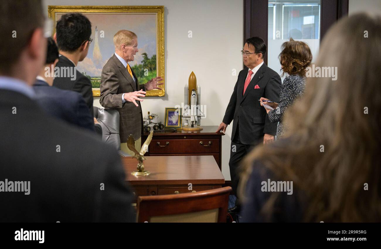 Der Verwaltungsrat trifft sich mit dem Gouverneur der Präfektur Aichi Ohmura. NASA-Administrator Bill Nelson, Left, und japanischer Gouverneur der Präfektur Aichi Hideaki Ohmura, sprechen während eines Besuchs am Montag, den 15. Mai 2023, im NASA-Hauptsitz Mary W. Jackson Building in Washington. Stockfoto