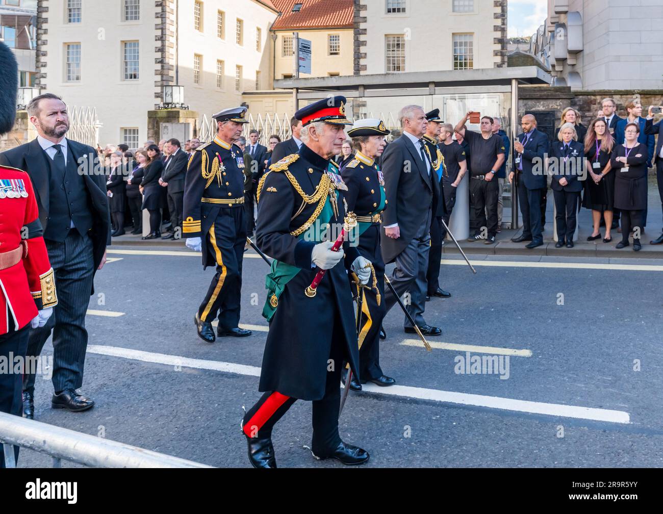 King Charles III., Pricness Anne, Prince Edward & Andres, Queen Elizabeth Sargprozession, Royal Mile, Edinburgh, Schottland, Großbritannien Stockfoto