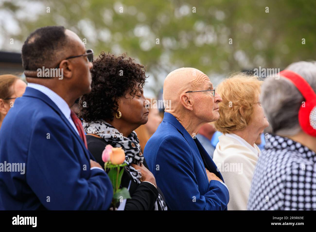 Mitarbeiter und Gäste des Kennedy Space Centers legen am 26. Januar 2023 eine Schweigeminute ein, um die Besatzungen von Apollo 1, Challenger, Columbia und anderen Astronauten zu ehren, die auf der Suche nach dem Raumflug starben. Stockfoto