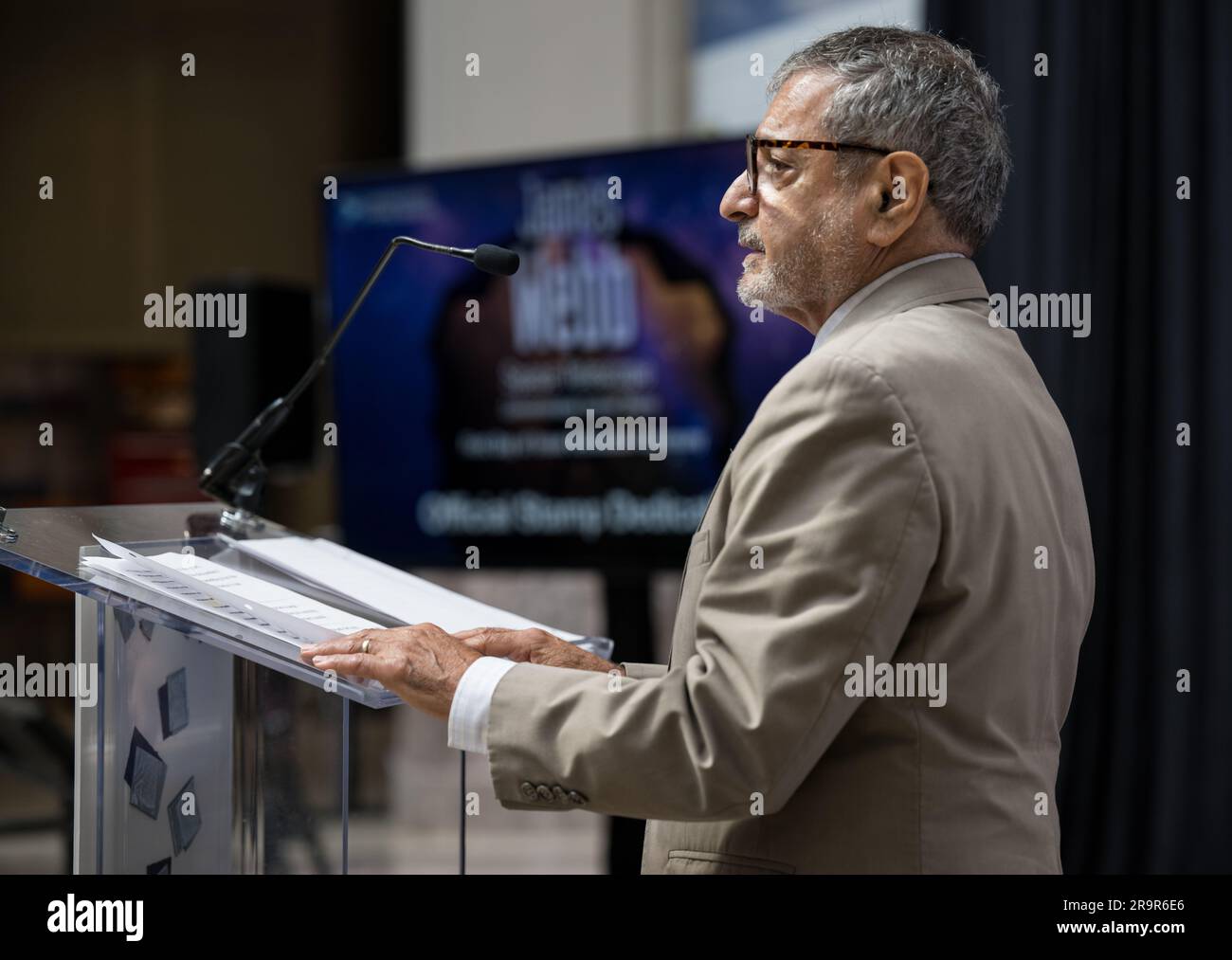 Der stellvertretende Vorsitzende der USPS, Anton Hajjar, hielt am 8. September 2022 im Smithsonian National Postal Museum eine Rede bei der JWST-Briefmarken-Eröffnungszeremonie. Der Stempel zeigt JWST und erinnert an seine Mission, das Sonnensystem, ferne Sterne und das Universum zu erforschen. Stockfoto