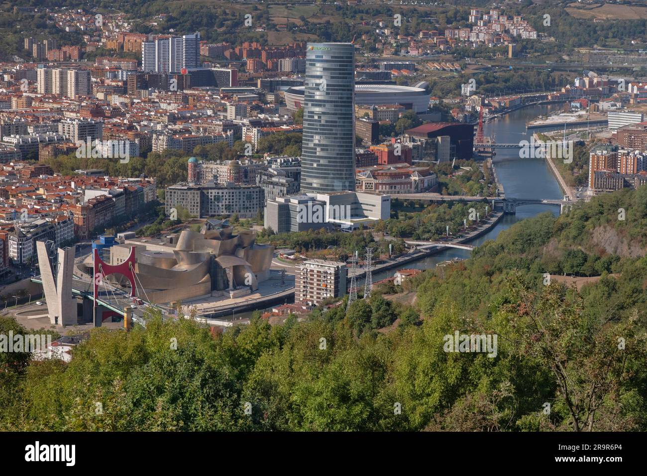 Spanien, Baskenland, Bilbao, Blick auf die Stadt vom Aussichtspunkt des Mount Artxanda mit Guggenheim Museum, Iberdrola Tower und Fluss Nervion Promi Stockfoto
