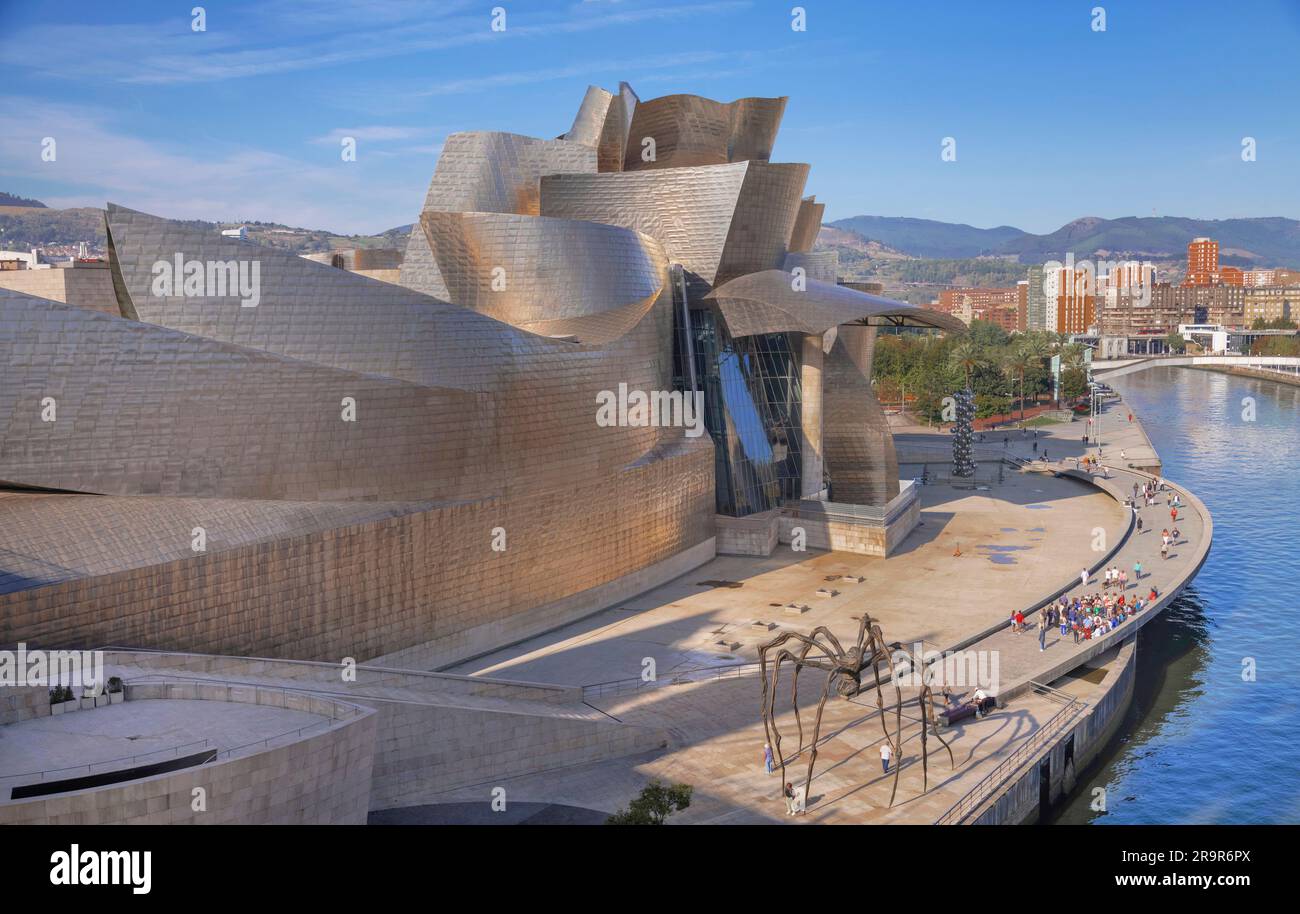 Spanien, Baskenland, Bilbao, Guggenheim Museum von Puente de la Salve aus gesehen. Stockfoto