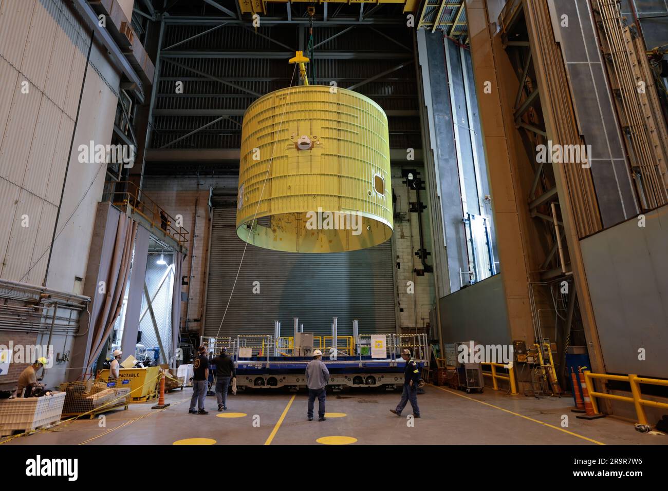 Am 26. Oktober 2022 verlegten Techniker in der Michoud Assembly Facility der NASA die Kernstufe des Artemis III Space Launch Systems in Zelle G, um die Anwendung des Wärmeschutzsystems vorzubereiten. Der Zwischenbehälter liegt zwischen dem Flüssigwasserstoff- und dem Flüssigsauerstofftank und bildet zusammen mit dem Motorabschnitt und dem vorderen Schürze die SLS-Kernstufe. Die Tanks enthalten 733.000 Liter Treibstoff für vier RS-25-Motoren für Artemis-Mond- und Mars-Missionen. Stockfoto