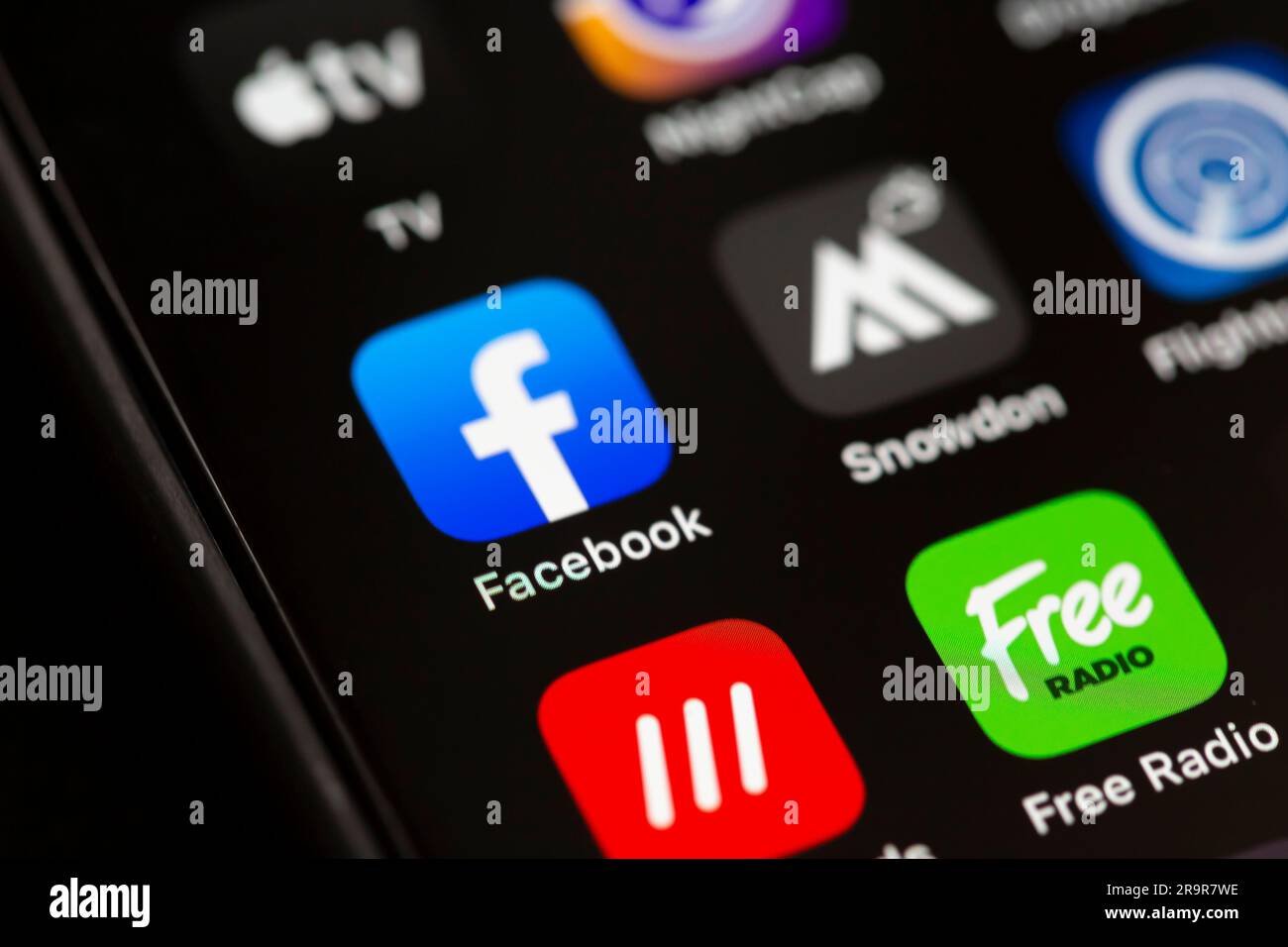 Nahaufnahme des Facebook-App-Symbols auf einem Apple Smartphone-Bildschirm. Stockfoto