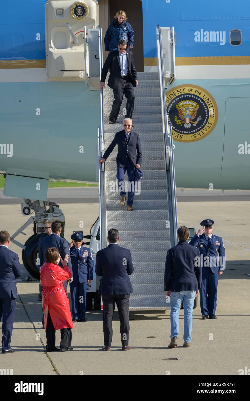 Präsident Joe Biden traf am 19. Januar 2023 an Bord der Air Force One auf dem Moffett Federal Airfield ein, wo David Korsmeyer, Anna Eshoo, Alex Padilla und Gavin Newsom begrüßt wurden. Er ging an Bord der Marine One, um die Auswirkungen von Überschwemmungen und Sturm entlang der zentralen Küste Kaliforniens zu untersuchen. Stockfoto