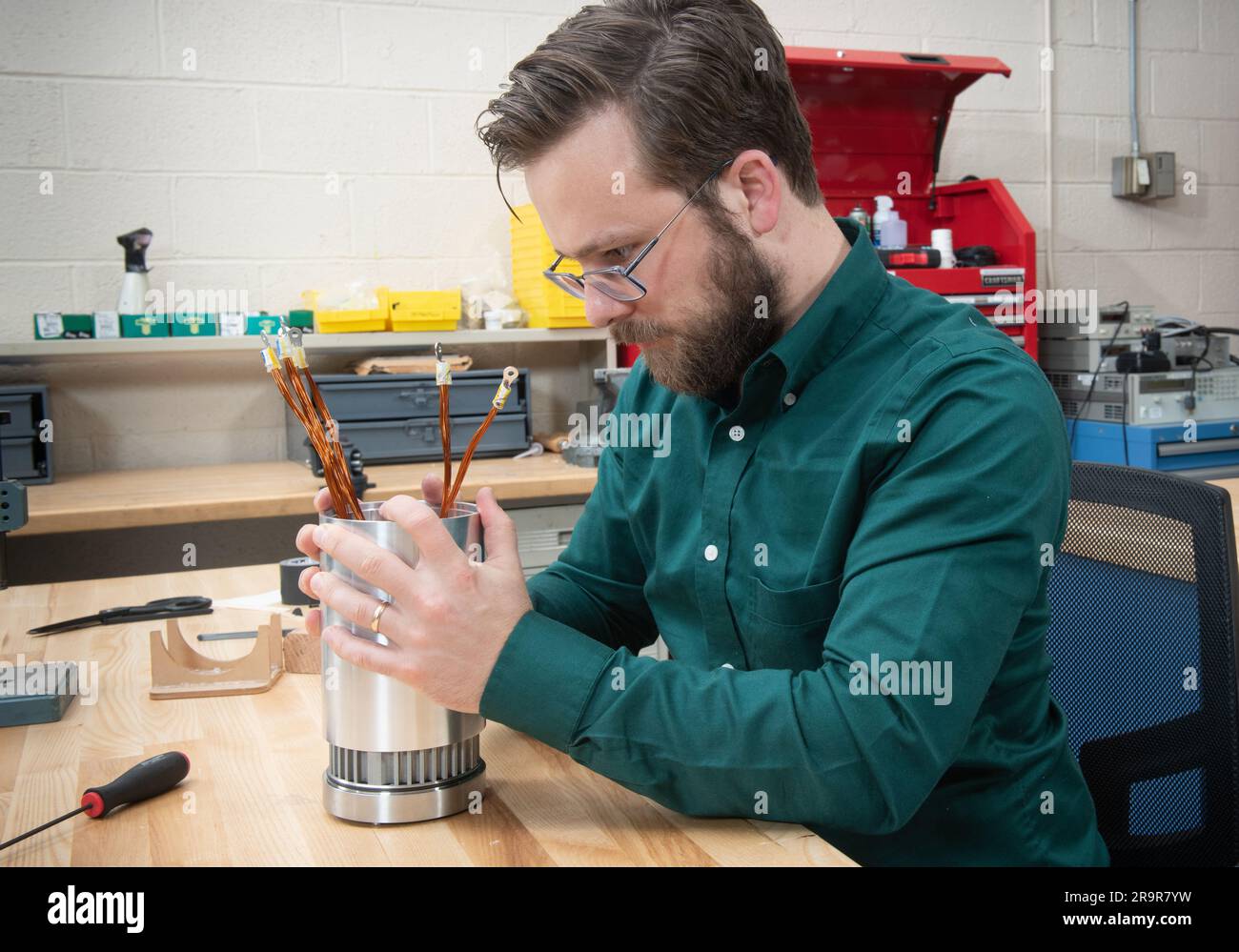 Die Techniker bauen einen 20-Kilowatt-elektrischen Kokomotor für das Subsonic Single Aft Engine (SUSAN) 25 %-Flugforschungsfahrzeug. Der Motor ist in das Triebwerkssystem integriert und für Boden- und Flugtests im Glenn Research Center der NASA vorbereitet. Stockfoto