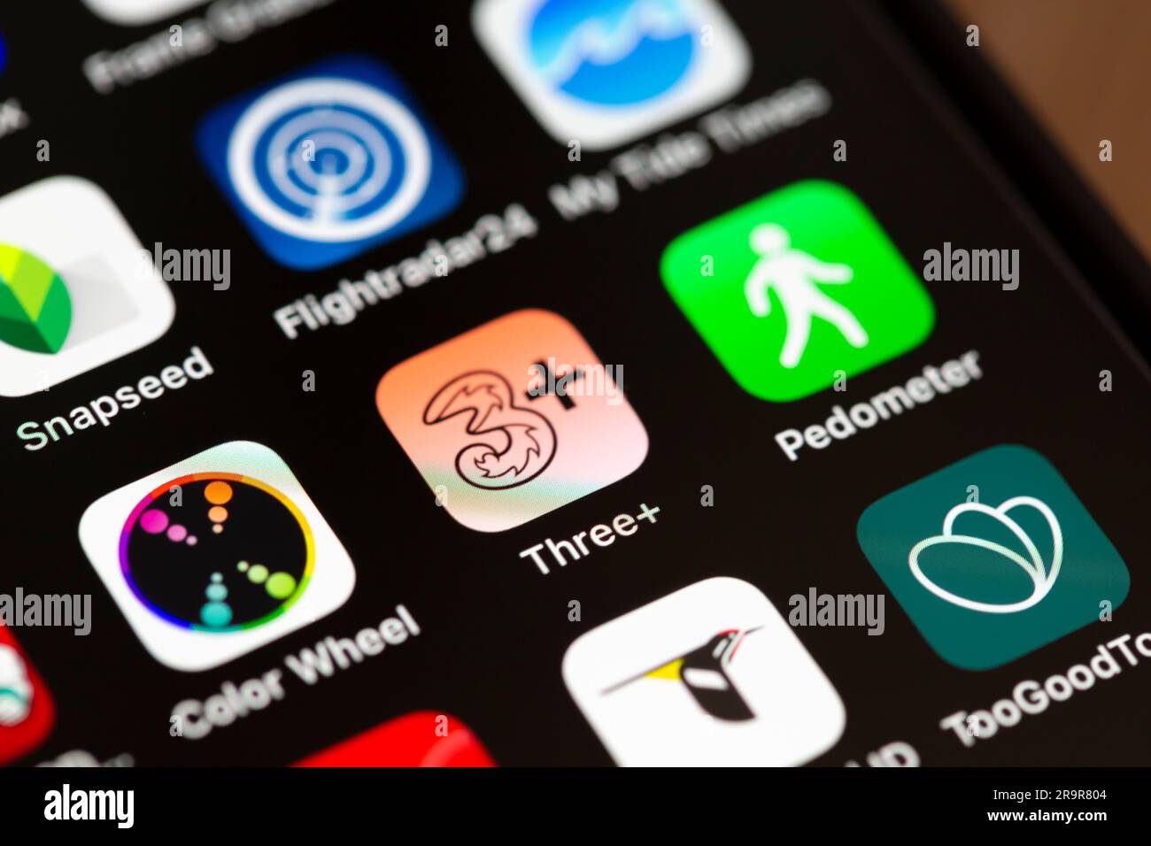 Nahaufnahme des drei+ App-Symbols auf einem Apple Smartphone-Bildschirm. Stockfoto