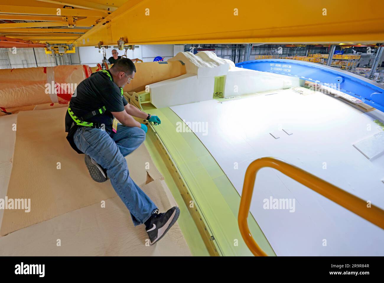 Die Artemis-II-SLS-Raketenkernbühne mit allen fünf Hauptstrukturen, die von der NASA und Boeing am 17. März 2023 in der Michoud Assembly Facility in New Orleans integriert wurden, ist bereit für die Installation von RS-25-Triebwerken und soliden Raketenverstärkern für die Mondmission. Stockfoto