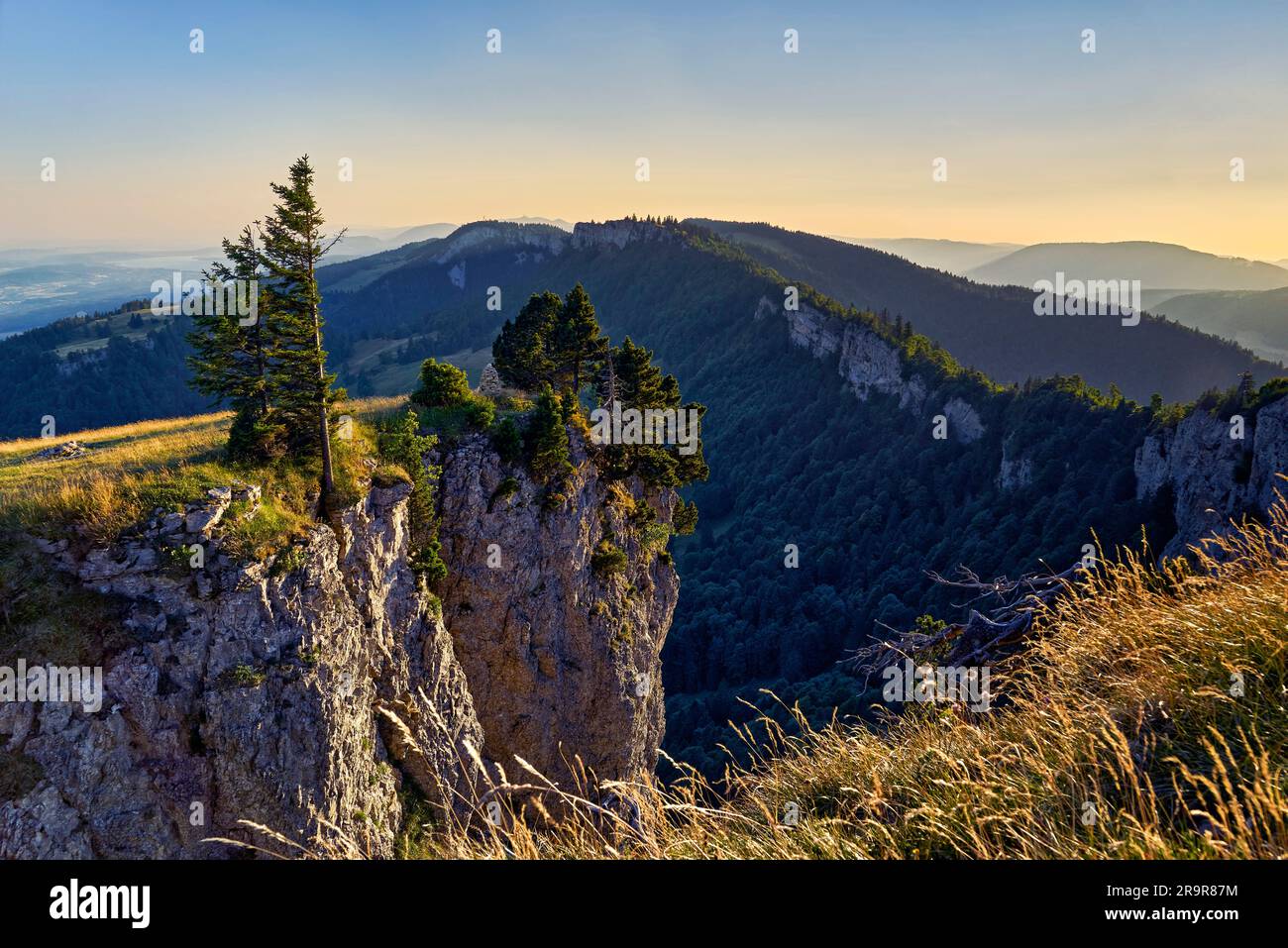 Blick von der Stallflue bei Selzach SO auf die Wandflue bei Grenchenberg (Grenchen SO) Stockfoto