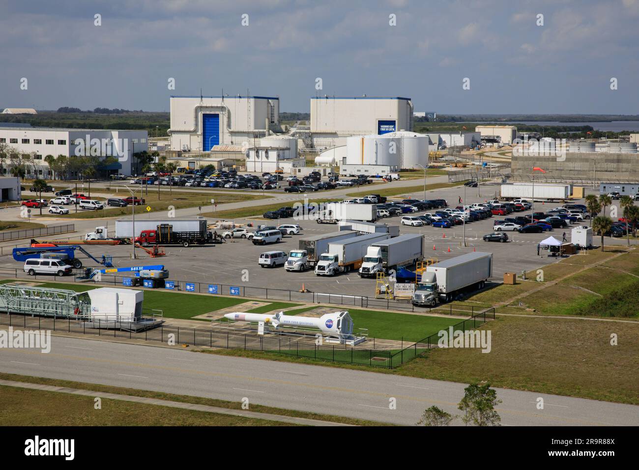 Filmbasislager. Im Februar 2023 wird im Kennedy Space Center der NASA in Florida ein großer Film gedreht. Es sind einige der Hilfsfahrzeuge zu sehen, die für das Filmprojekt im Launch Complex 39-Bereich verwendet werden. Stockfoto