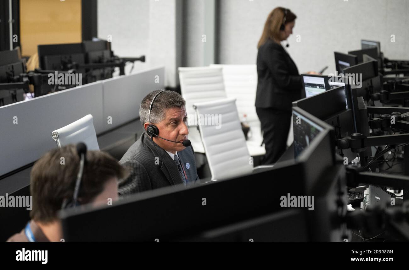 Richard Jones, NASA Mission Management and Integration Office, überwachte den Start der Crew-6 SpaceX Falcon 9 vom Fire Room Four im Rocco A. Petrone Launch Control Center, Kennedy Space Center, Florida. Der Start beinhaltete Dragon mit den Astronauten Bowen, Hoburg, Alneyadi und dem Kosmonauten Fedyaev auf einer sechsmonatigen ISS-Mission. Stockfoto