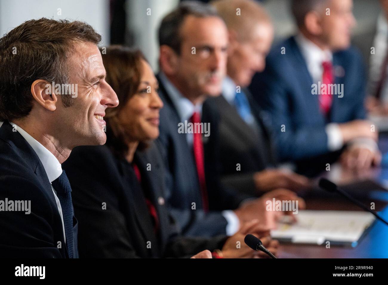 Vizepräsidentin Kamala Harris und der französische Präsident Emmanuel Macron trafen sich am 30. November 2022 mit dem NASA-Administrator Bill Nelson im NASA-Hauptquartier in Washington, um die Zusammenarbeit zwischen den Vereinigten Staaten und Frankreich im Weltraum zu erörtern. Stockfoto