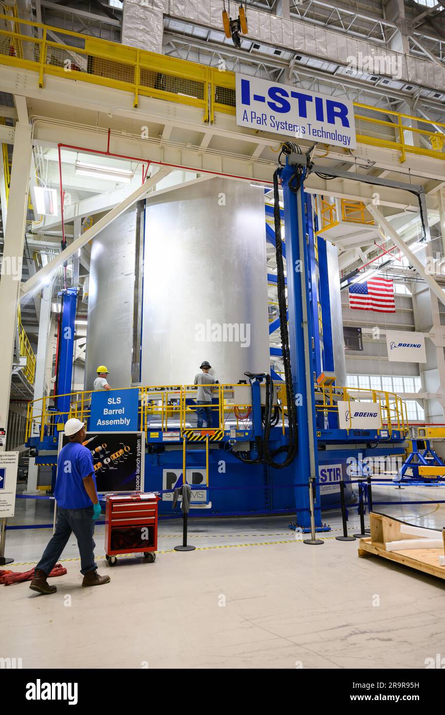 . Am 1. Juni laden Crews in der Montageanlage Michoud der NASA in New Orleans Platten aus Aluminumlegierung in das Vertical Weld Center. Der Vertical Weld Center (Vertikale Schweißmitte) ist ein Reibungs-Rührschweißen-Werkzeug für die großen Strukturen der Kernbühne der SLS-Rakete (Space Launch System). Die Teams laden die Bleche mit einem Deckenkransystem in das VWC. Anschließend werden mehrere Bleche zu ganzen Fässern zusammengeschweißt. Die Panels in diesen Bildern sind einige der fünf Fässer, die den Treibstofftank für flüssigen Wasserstoff SLS für die SLS-Rakete bilden werden, die die NASA-Mission Artemis IV, die ebenfalls das erste Flight ist, antreiben wird Stockfoto