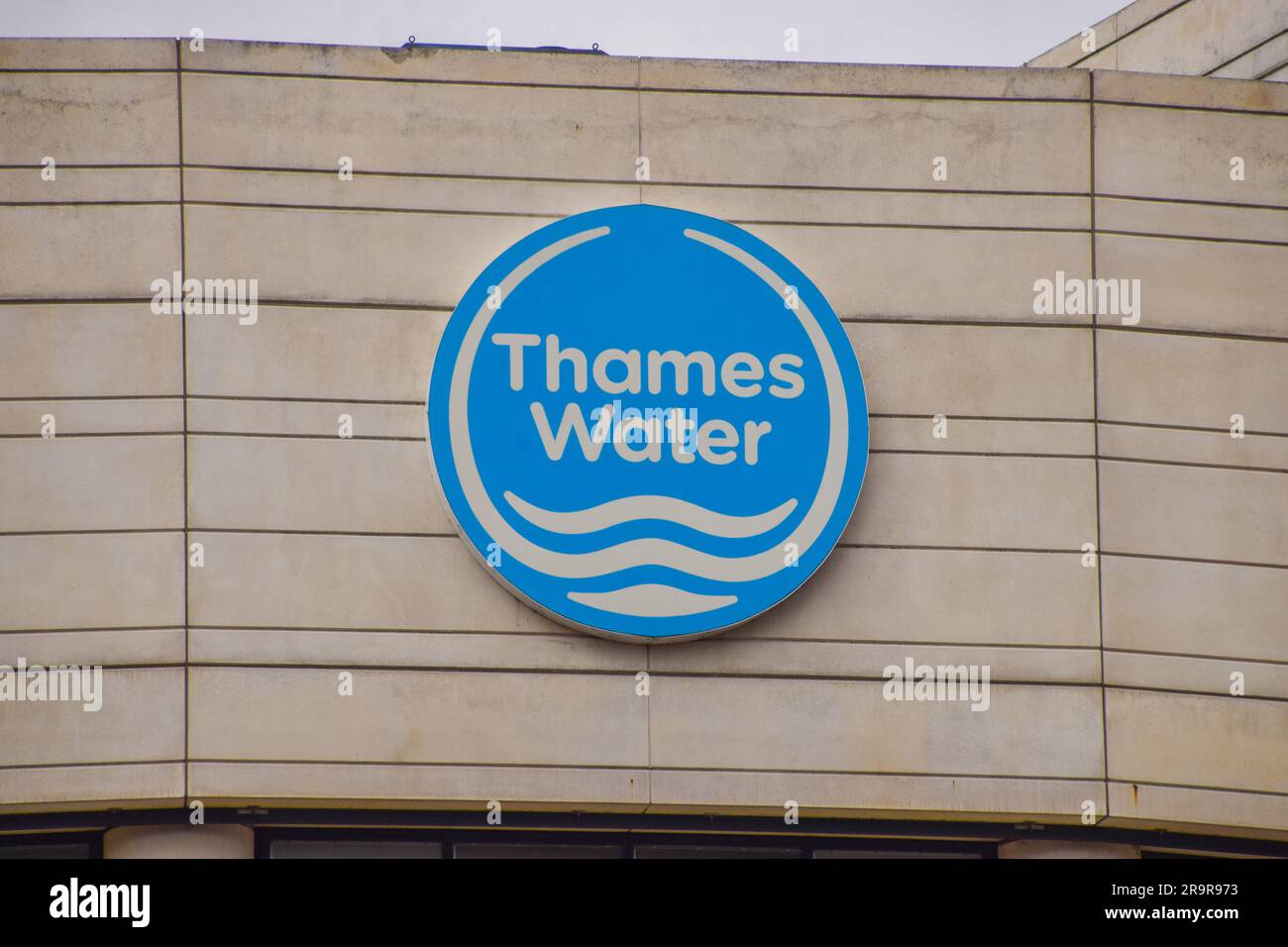 Allgemeiner Überblick über die Hauptniederlassung von Thames Water in Reading, da die Befürchtungen wachsen, dass das größte Wasserunternehmen des Vereinigten Königreichs aufgrund enormer Schulden zusammenbrechen könnte. Stockfoto