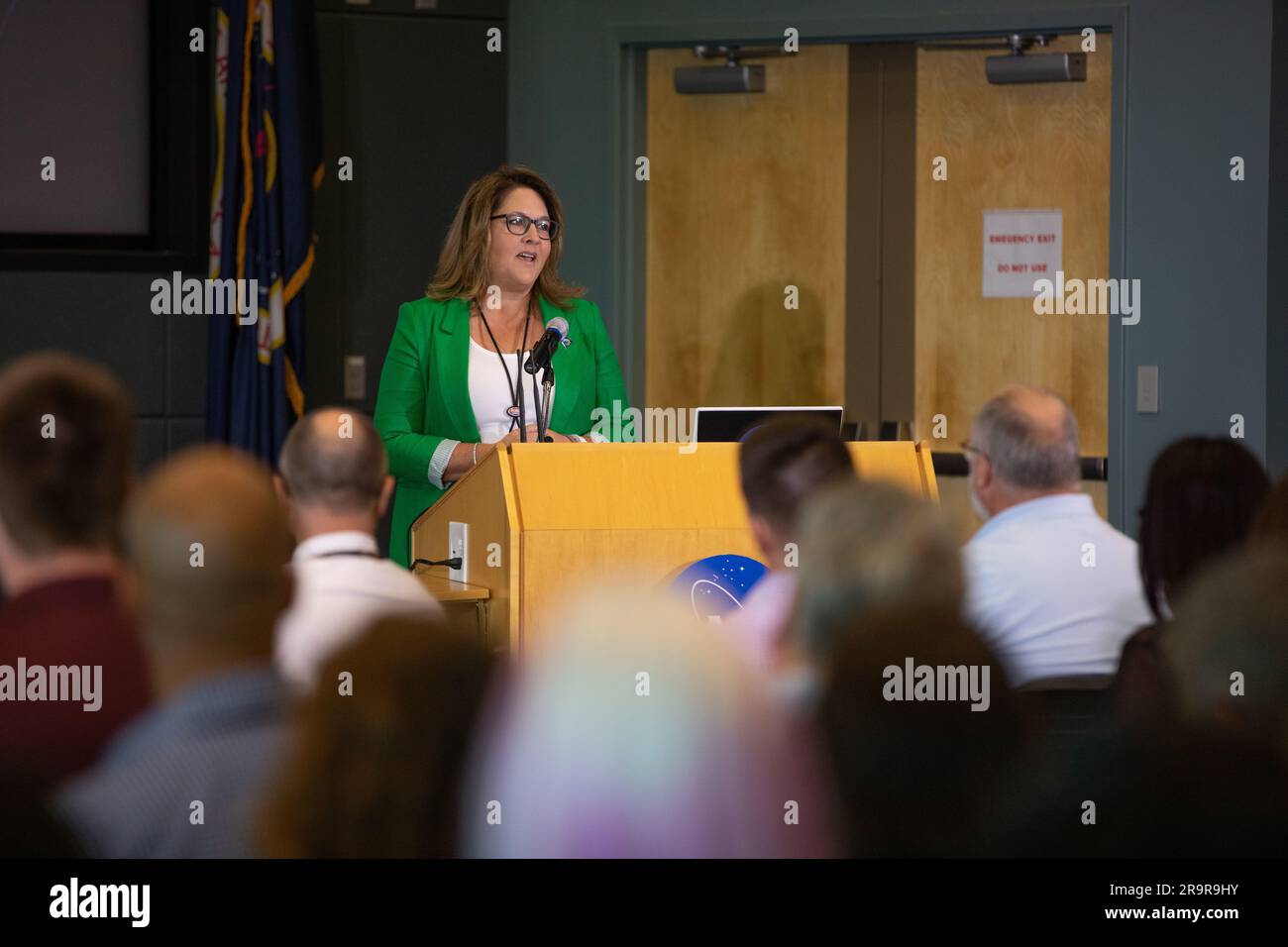 Becky Murray, Associate Director of Engineering am Kennedy Space Center der NASA, nahm am 13. März 2023 an einem Rathaus teil, wo er wichtige technische Leistungen, zentrale Ziele und Fragen der Kennedy-Belegschaft am Weltraumbahnhof Florida diskutierte. Stockfoto