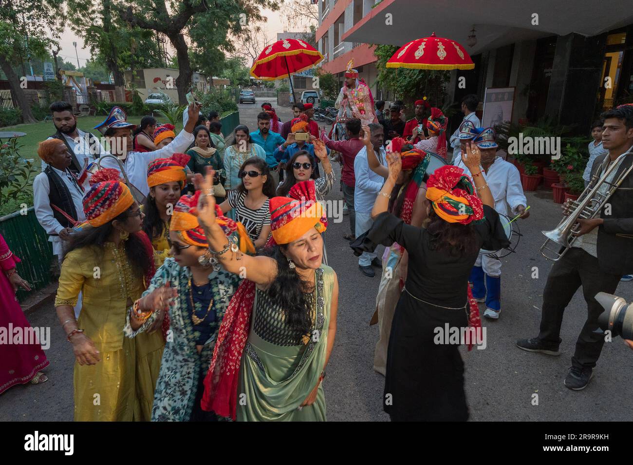 Jodhpur,Rajasthan, Indien - 19.10.2019 : Baraat. Damen mit Hochzeitsturbans, tanzen in Freude, Glück zur Feier der Sindhi-Hochzeit. Stockfoto