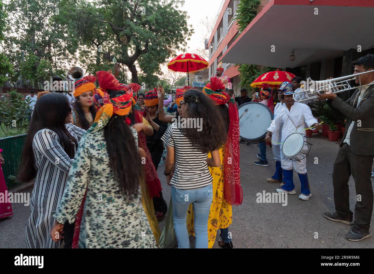 Jodhpur,Rajasthan, Indien - 19.10.2019 : Baraat. Damen mit Hochzeitsturbans, tanzen in Freude, Glück zur Feier der Sindhi-Hochzeit. Stockfoto