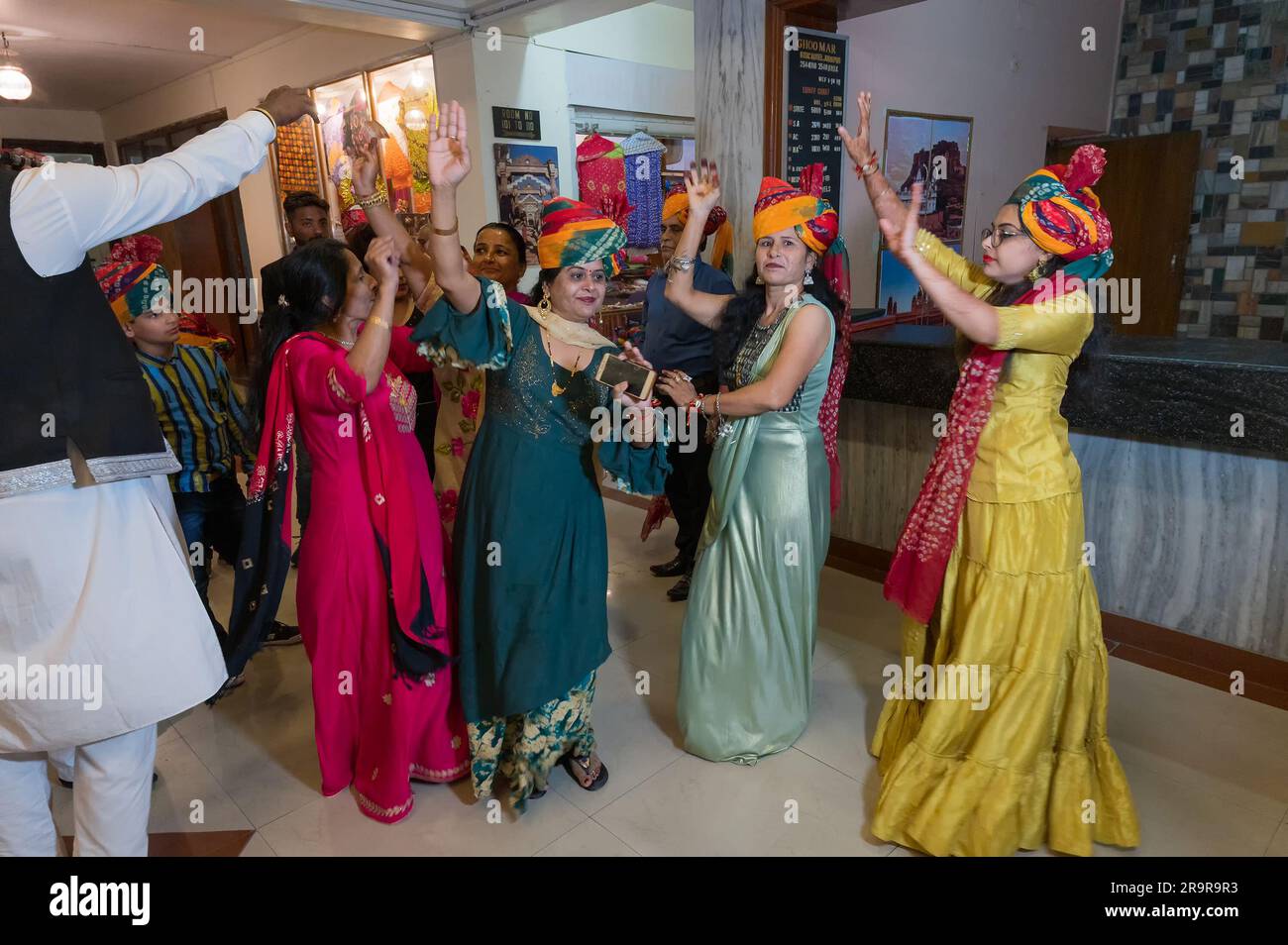 Jodhpur, Rajasthan, Indien - 19.10.2019 : Frauen in traditionellen bunten Hochzeits-Turbans, die in Freude zur Feier der Sindhi-Ehe tanzen. Stockfoto