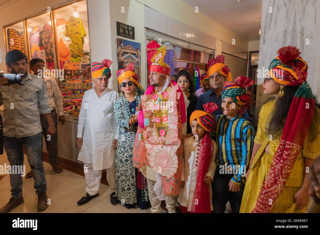 Jodhpur,Rajasthan,India - 19.10.2019 : ein Groom trägt eine Girlande voller Geld, bereit für Baraat oder Prozession, um den Hochzeitsort mit Familienmitgliedern zu erreichen. Stockfoto