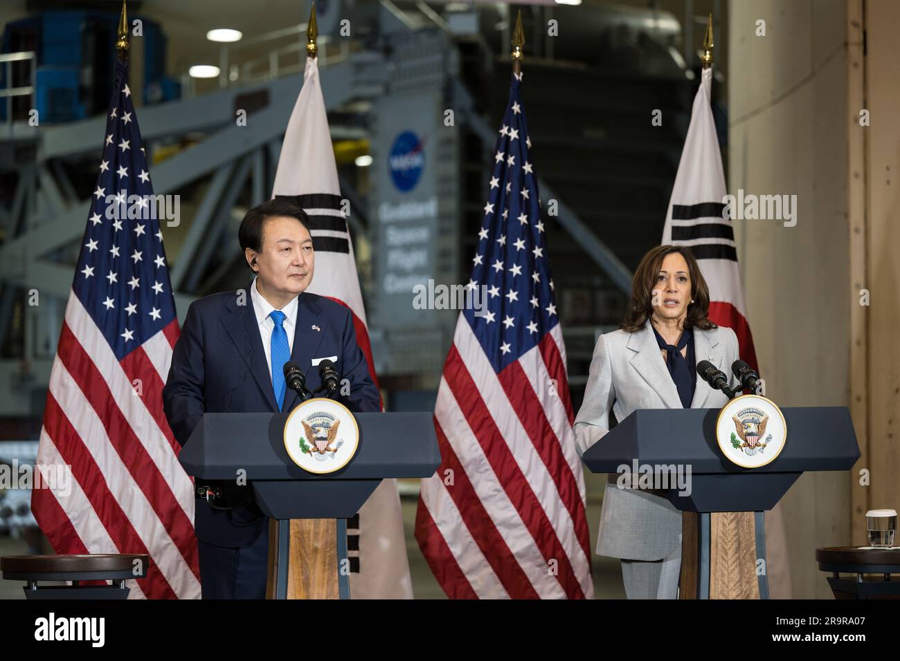 Vizepräsident Harris und Präsident Yoon bei der GSFC. Vizepräsidentin Kamala Harris hält am Dienstag, den 25. April 2023, in Greenbelt eine Rede auf einer Rundreise durch das Goddard Space Flight Center der NASA mit Präsident Yoon Suk Yeol der Republik Korea. Md Stockfoto