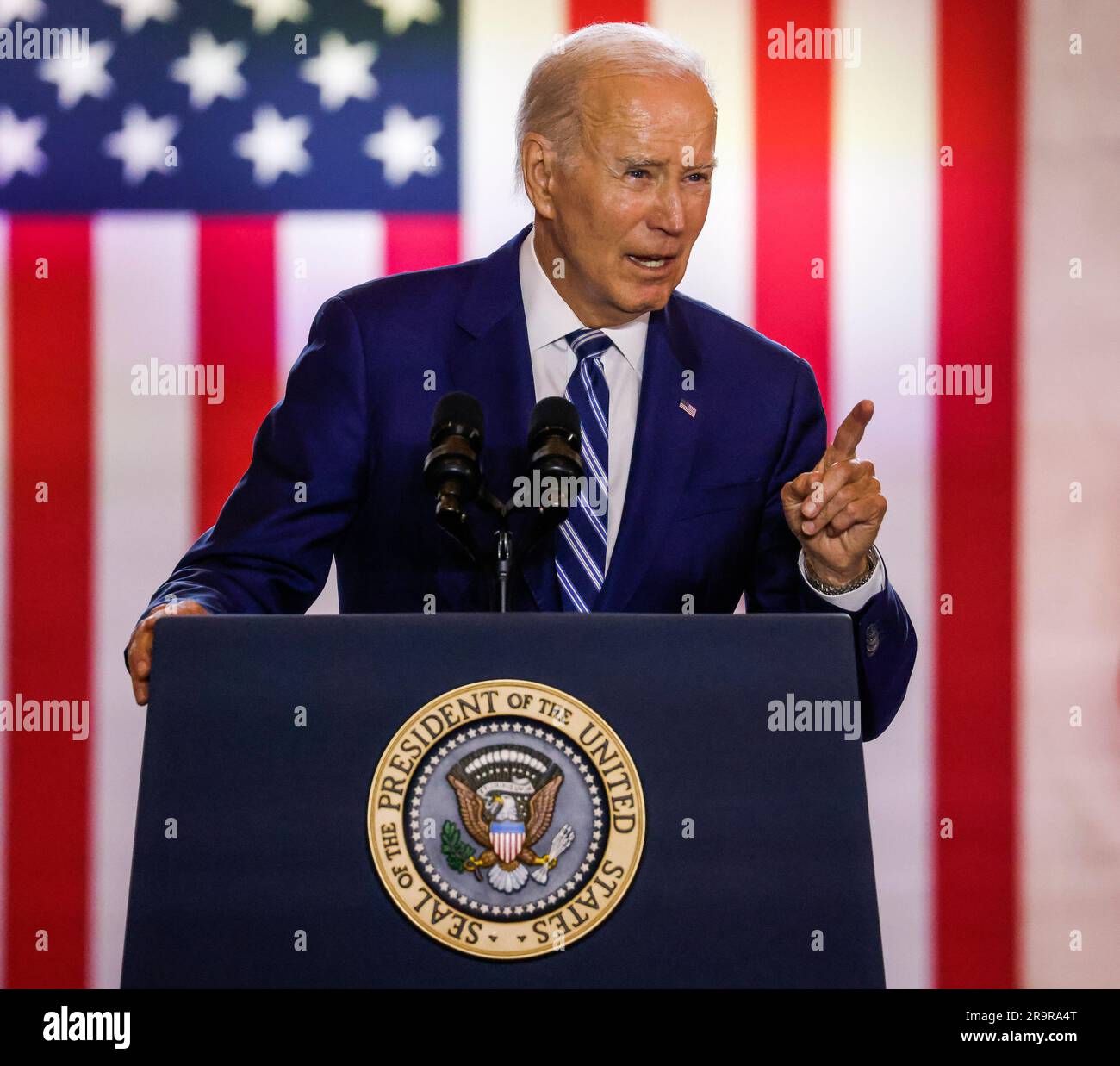 Chicago, Usa. 28. Juni 2023. US-Präsident Joe Biden spricht am Mittwoch, den 28. Juni 2023 vor Anhängern der Old Post Office in Chicago, Illinois. Biden sprach über seinen Wirtschaftsplan, der als "Bidenomics" bezeichnet wird, um die US-Wirtschaft zu wachsen und zu stärken. Foto: Tannen Maury/UPI Credit: UPI/Alamy Live News Stockfoto