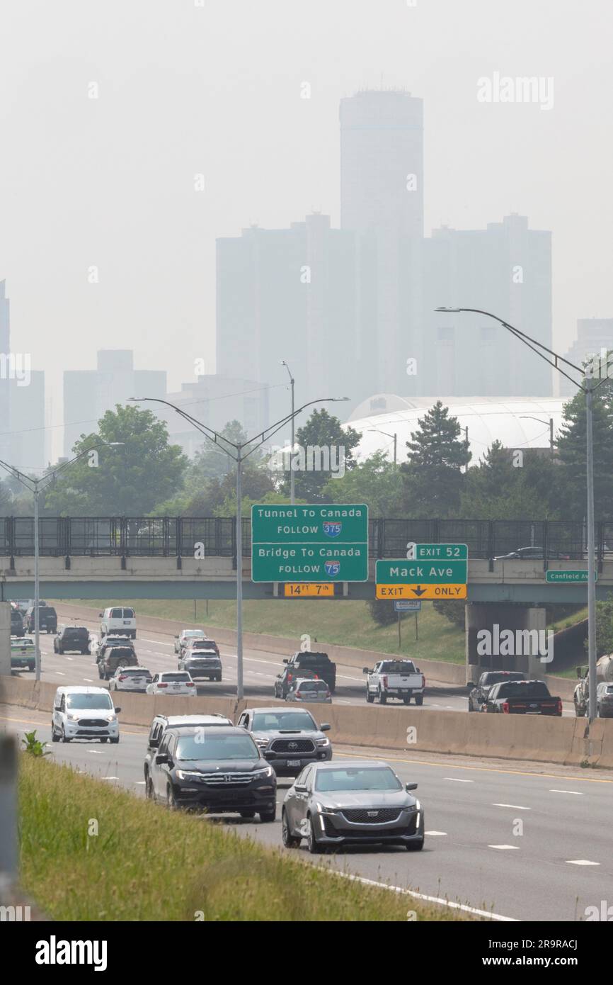Detroit, Michigan, USA. 28. Juni 2023. Der Rauch von Waldbränden in Kanada verdeckt die Innenstadt von Detroit. Die Luftqualität in der Stadt wurde als zweitschlimmste der Welt eingestuft, und die Bewohner wurden dringend aufgefordert, drinnen zu bleiben. Kredit: Jim West/Alamy Live News Stockfoto