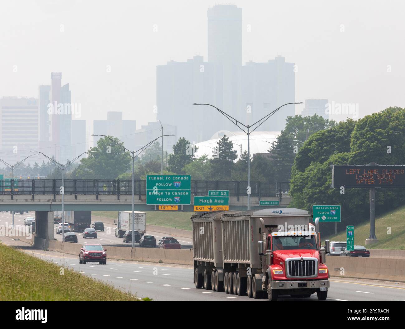 Detroit, Michigan, USA. 28. Juni 2023. Der Rauch von Waldbränden in Kanada verdeckt die Innenstadt von Detroit. Die Luftqualität in der Stadt wurde als zweitschlimmste der Welt eingestuft, und die Bewohner wurden dringend aufgefordert, drinnen zu bleiben. Kredit: Jim West/Alamy Live News Stockfoto