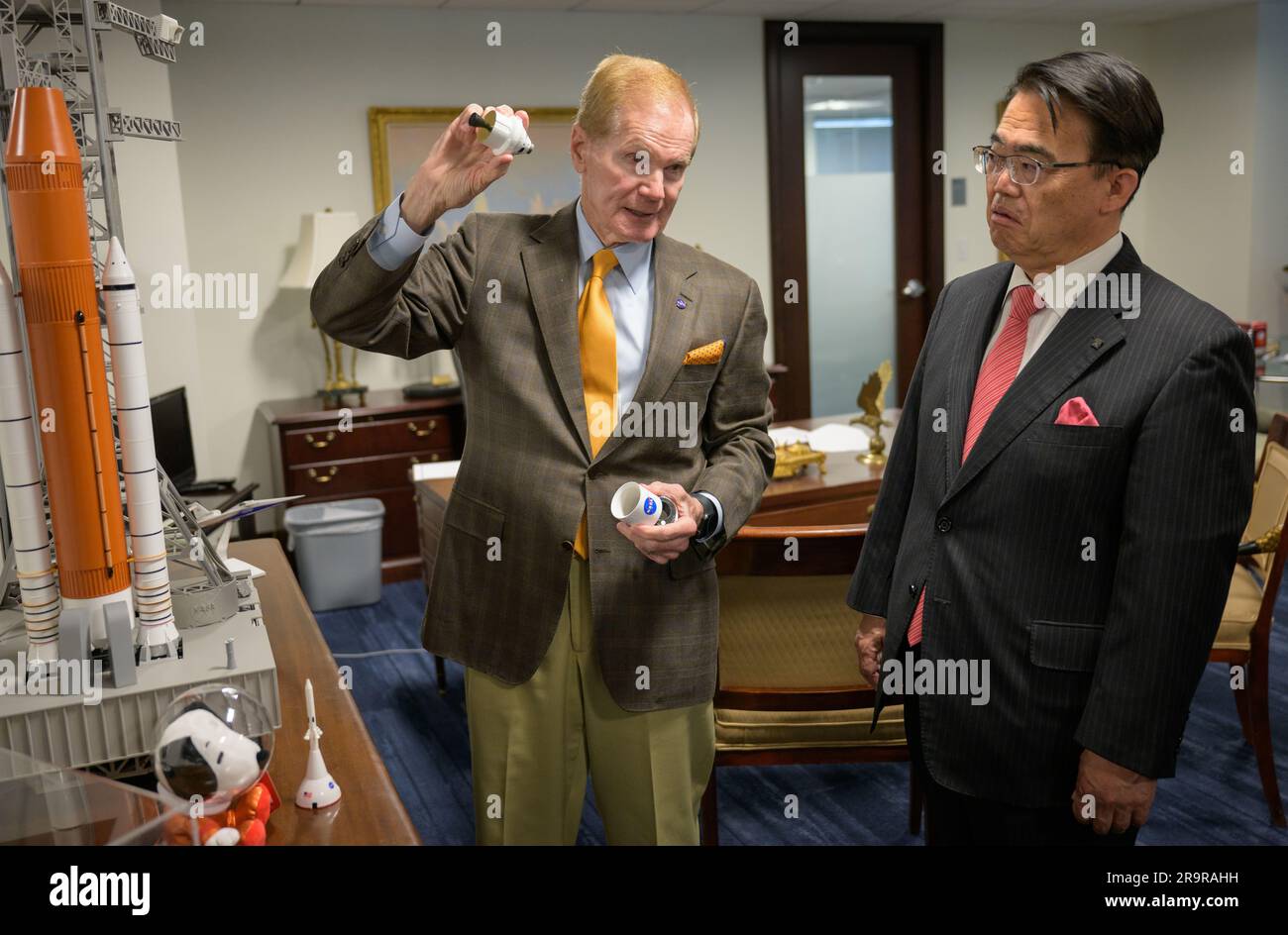 Der Verwaltungsrat trifft sich mit dem Gouverneur der Präfektur Aichi Ohmura. NASA-Administrator Bill Nelson, Left, spricht über Artemis-Missionen mit dem japanischen Gouverneur der Präfektur Aichi Hideaki Ohmura, Besuch, Montag, 15. Mai 2023, Im NASA-Hauptquartier, Mary W. Jackson Building in Washington. Stockfoto