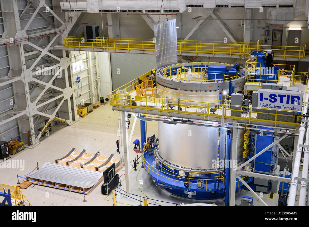 . Am 1. Juni laden Crews in der Montageanlage Michoud der NASA in New Orleans Platten aus Aluminumlegierung in das Vertical Weld Center. Der Vertical Weld Center (Vertikale Schweißmitte) ist ein Reibungs-Rührschweißen-Werkzeug für die großen Strukturen der Kernbühne der SLS-Rakete (Space Launch System). Die Teams laden die Bleche mit einem Deckenkransystem in das VWC. Anschließend werden mehrere Bleche zu ganzen Fässern zusammengeschweißt. Die Panels in diesen Bildern sind einige der fünf Fässer, die den Treibstofftank für flüssigen Wasserstoff SLS für die SLS-Rakete bilden werden, die die NASA-Mission Artemis IV, die ebenfalls das erste Flight ist, antreiben wird Stockfoto