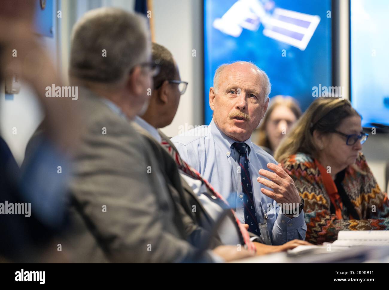 Treffen mit Alan Winde, der Regierung von Westkap. NASA Associate Administrator for the Space Operations Mission Directorate, Ken Bowersox, Right, hält während eines Treffens mit dem Premier der Regierung von Westkap, Alan Winde, stellvertretender stellvertretender Administrator der NASA für Raumfahrtkommunikation und Navigation, Badri Younes, Left, Und der Generaldirektor der westlichen kalifornischen Regierung, Dr. Harry Malila, zweiter von links, um den Weg zur Entwicklung einer Antenne für die Mission Lunar Exploration Ground Sites (LEGS) in Matjiesfontein, Südafrika, und andere Möglichkeiten, TU, zu erörtern Stockfoto