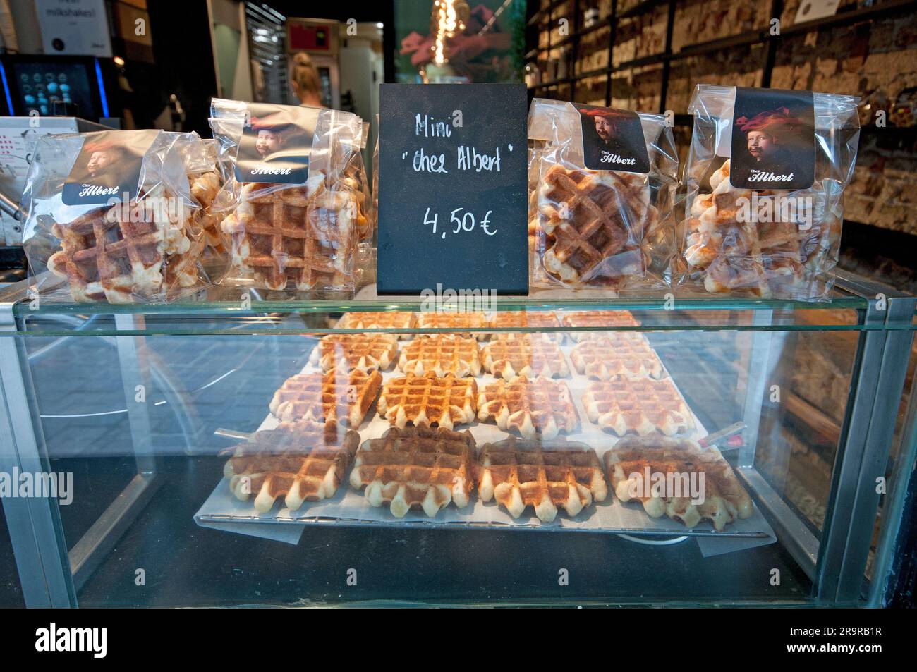 Gaufres (typische belgische Waffeln) zum Verkauf in Brügge, Flandern, Belgien Stockfoto