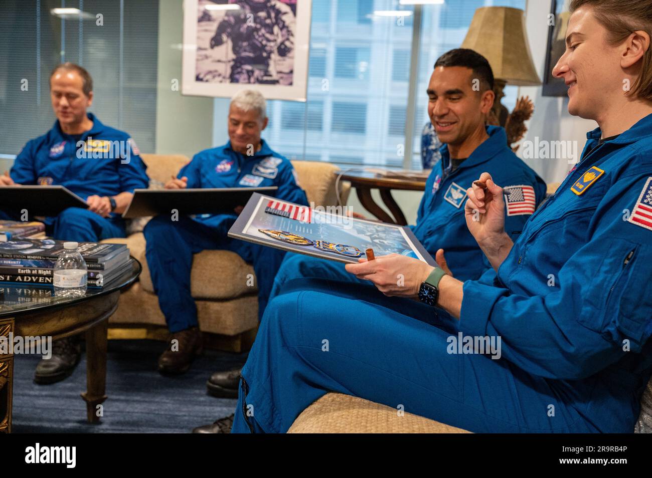 SpaceX Crew-3 der NASA trifft sich mit der Führung. Die Astronauten Raja Chari, Kayla Barron, Tom Marshburn und Mark Vande Hei der NASA, die SpaceX Crew-3-Astronauten der NASA, unterzeichnen am Mittwoch, den 7. Dezember 2022, im Mary W. Jackson NASA Headquarters Building in Washington Montages für die Führung der NASA. Stockfoto