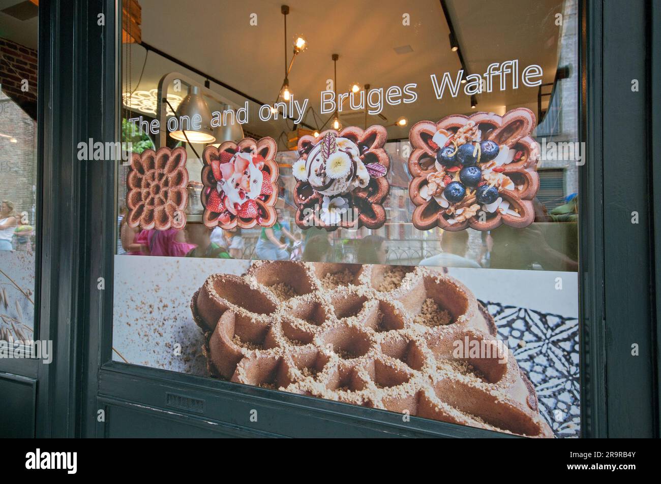 Waffelladen in Brügge, Flandern, Belgien Stockfoto