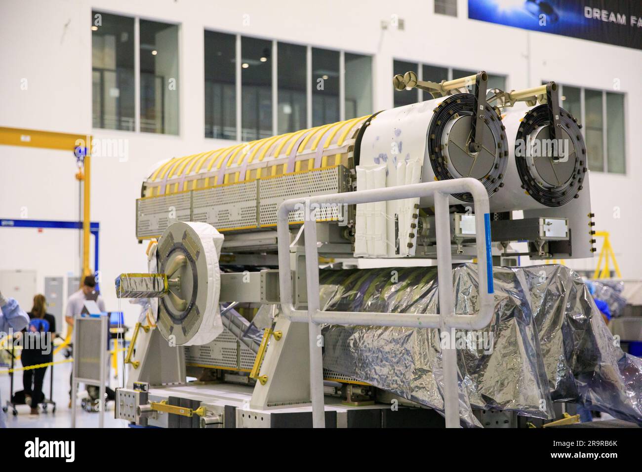 IROSA Hubbetrieb. Im Hochregal der Space Station Processing Facility im Kennedy Space Center der NASA in Florida wurden am 23. März 2023 mehrere International Space Station Roll Out Solar Arrays (iROSA) auf einer Plattform gesichert. Sie werden für die Lieferung an die Raumstation an Bord des Spediteurs Dragon von SpaceX vorbereitet, der 28. kommerzielle Rücklieferungsdienste (CRS-28) des Unternehmens zur Raumstation durchführt. IROSA ist eine neue Art von Solarpaneelen, die sich im Raum öffnen lassen und kompakter als aktuelle starre Platten sind. Stockfoto