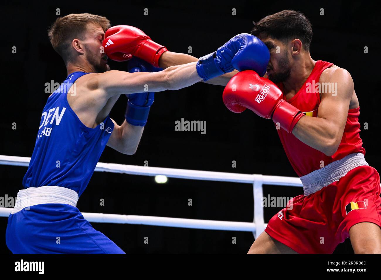 Der belgische Boxer Vasile Usturoi (in Rot) und der dänische Boxer Frederik Lundga Jensen (in Blau) kämpfen am Mittwoch, den 28. Juni 2023, während des Viertelfinals im Boxwettbewerb der Herren -57kg bei den Europaspielen in Krakau, Polen. Usturoi geht ins Halbfinale und qualifiziert sich für die Olympischen Spiele 2024 in Paris. Die Europaspiele 3., informell bekannt als Krakau-Malopolska 2023, sind eine geplante internationale Sportveranstaltung, die vom 21. Juni bis 02. Juli 2023 in Krakau und Malopolska, Polen, stattfindet. BELGA FOTO LAURIE DIEFFEMBACQ Stockfoto