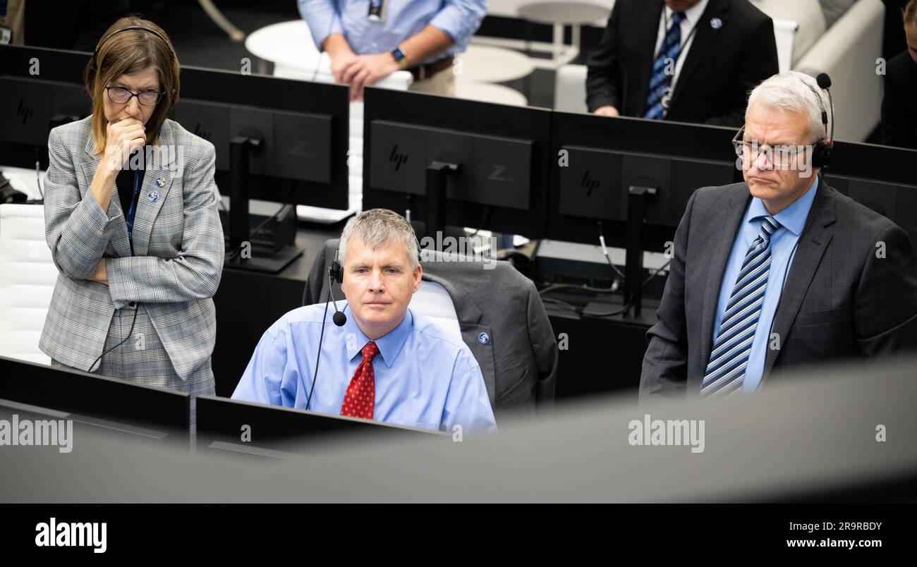 Start der NASA-SpaceX Crew-6. Kathy Lueders, stellvertretende Verwaltungsrätin der NASA-Mission für Raumfahrt, Left, Steve Stich, Manager des Commercial Crew Program der NASA, Center, Und Benji Reed, Senior Director of Human Spaceflight Programs bei SpaceX, beobachten den Start einer SpaceX Falcon 9 Rakete, die das Drachenraumschiff der Firma auf der Crew-6 Mission mit den NASA-Astronauten Stephen Bowen und Warren Woody Hoburg, VAE (Vereinigte Arabische Emirate), Astronaut Sultan Alneyadi, Und Roscosmos Kosmonaut Andrej Fedyaev an Bord, Donnerstag, den 2. März 2023, im Feuerraum vier der Rocco A. Stockfoto