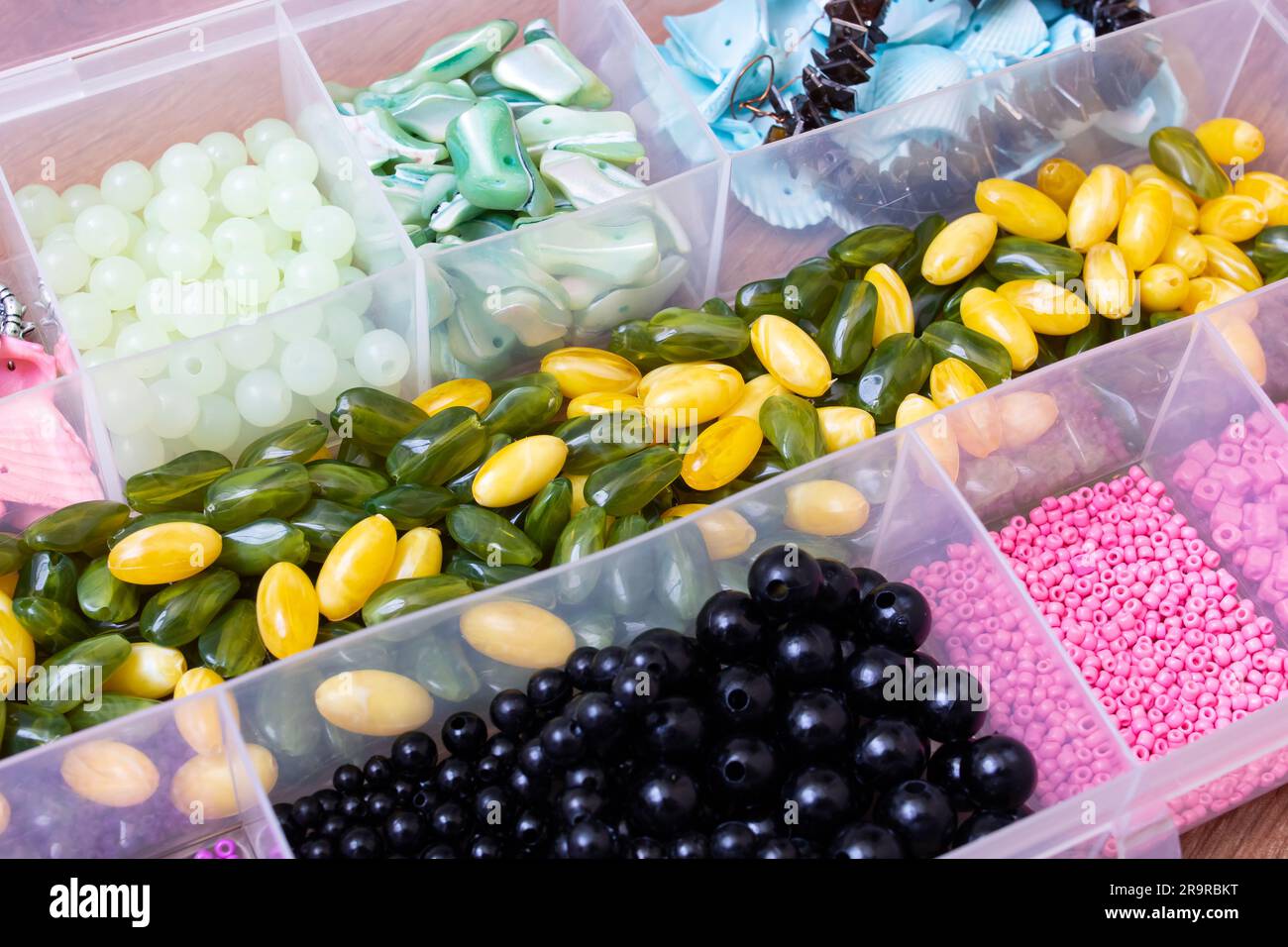 Bunte Perlen in Behältern, Nahaufnahme, Kunsthandwerk, Makrofoto Stockfoto