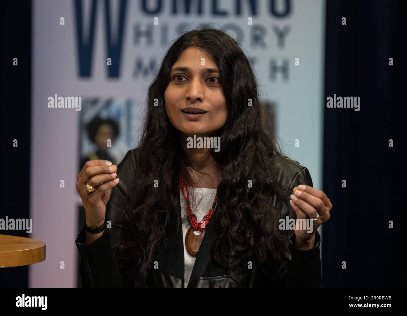 Wir Feiern Das Event „Women Who Tell Our Stories“. Dr. Mamta Patel Nagaraja, Associate Chief Scientist for Exploration and Applied Research der NASA, spricht in einem Podiumsgespräch mit der NASA IT Cybersecurity Specialist Sarah Adewumi, stellvertretender Direktor für Technologie- und Forschungsinvestitionen der NASA Goddard, Dr. Christyl Johnson, stellvertretender Associate Administrator der NASA für STEM, Kris Brown, Sandra Cauffman, stellvertretende Direktorin der Astrophysik-Abteilung der NASA, im Rahmen des Women’s History Month-Programms „Celebrating Women Who Tell Our Stories“, Mittwoch, 22. März 2023 im Goddard Spac der NASA Stockfoto