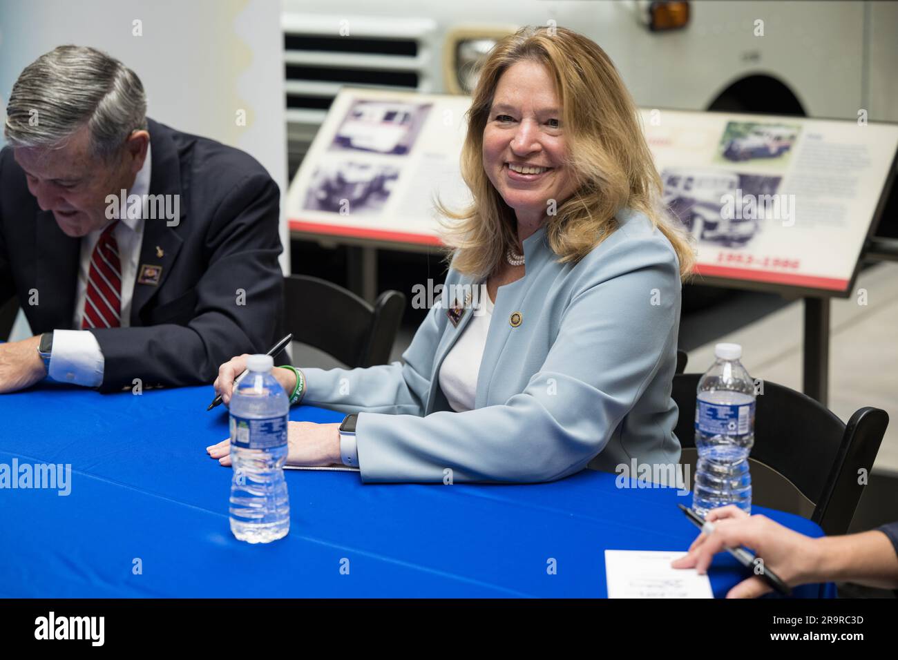Ellen Stofan, Smithsonian Unterstaatssekretärin für Service und Forschung, unterzeichnete bei der Zeremonie am 8. September 2022 in Washington, D.C. eine Briefmarke der USPS, die das James Webb Space Telescope ehrt Stockfoto