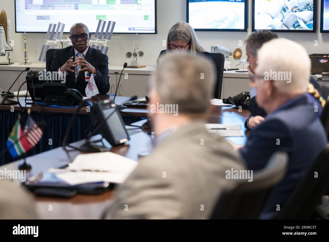 Treffen mit Alan Winde, der Regierung von Westkap. Abteilungsleiter, Wirtschaftsentwicklung und Tourismus der Regierung Westkap, Velile Dube, hält während eines Treffens mit dem stellvertretenden stellvertretenden Administrator der NASA für Weltraumkommunikation und -Navigation, Badri Younes, Premier der Regierung Westkap, Alan Winde und anderen Vertretern der NASA, Und eine Delegation aus Südafrika, um den Weg für die Entwicklung einer Antenne für die Lunar Exploration Ground Sites (LEGS) Mission in Matjiesfontein, Südafrika, und andere Möglichkeiten zu erörtern, Dienstag, 13. Juni, 2023, im Mary W. Jac Stockfoto