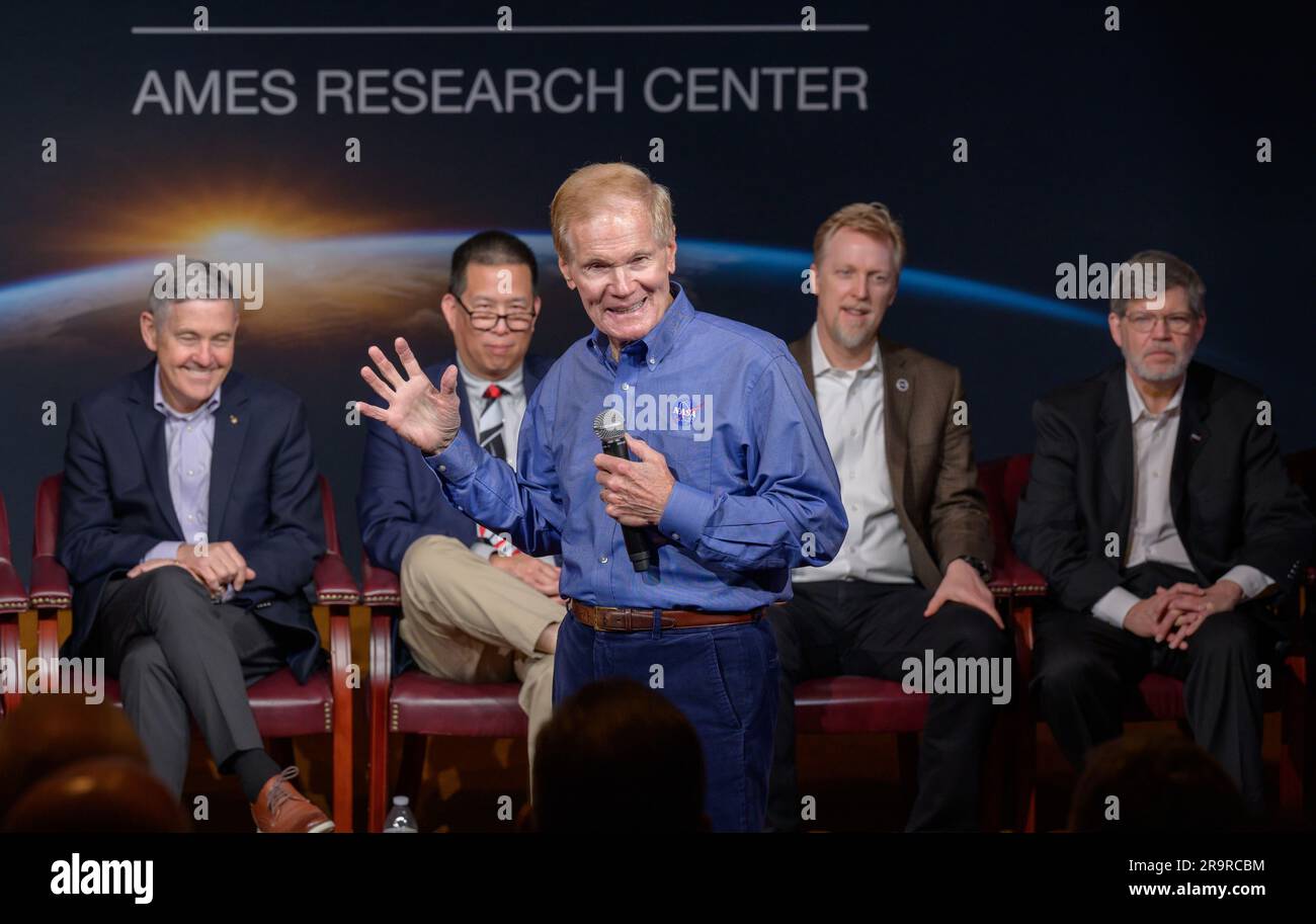 NASA-Administrator Bill Nelson, stellvertretender Administrator Pam Melroy und stellvertretender Administrator Bob Cabana besuchen Ames. NASA-Administrator Bill Nelson, Front, spricht mit den Mitarbeitern im Ames Research Center der NASA im kalifornischen Silicon Valley während des Rathauses „Moon to Mars“ im Syvertson Auditorium N201. Dahinter, von links nach rechts, befinden sich der stellvertretende Administrator Pam Melroy, der stellvertretende Administrator Bob Cabana, der Direktor des Ames-Zentrums Eugene TU, Direktor der Weltraumarchitektur Kurt „Spuds“ Vogel, stellvertretender stellvertretender stellvertretender Administrator für Forschung in der Direktion Wissenschaftsmission Joel Kearns. Stockfoto