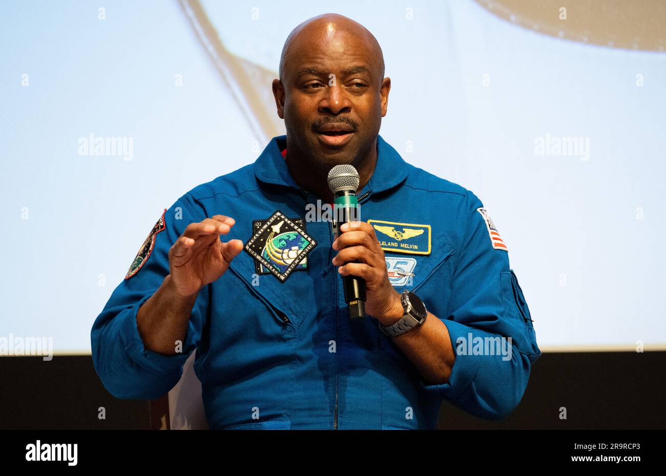 Die NASA feiert den Black History Month mit dem NMAAHC. Der pensionierte NASA-Astronaut Leland Melvin beantwortet eine Frage während einer Podiumsdiskussion mit dem Titel A Space for US All bei einer Veranstaltung zum Black History Month im Smithsonian National Museum of African American History and Culture, Freitag, den 10. Februar 2023, in Washington. Stockfoto