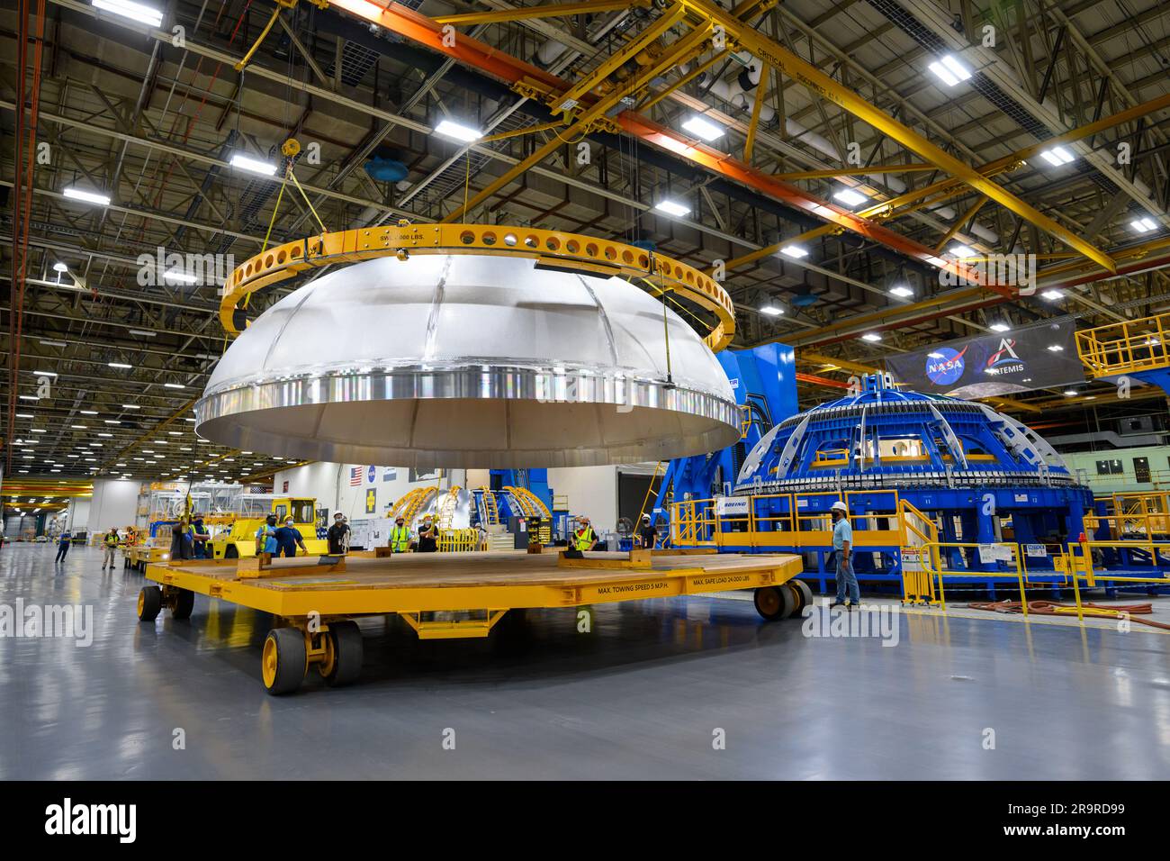 . Die Teams beendeten die Schweißarbeiten am Flüssigsauerstofftank-Dome der Kernstufe Artemis III in der Montageanlage Michoud der NASA in New Orleans. Crews hat die Kuppel, die oben im Tank ist, bewegt. Die Kuppel wurde in einen Montagebereich gebracht, wo sie in einen Schweißroboter geladen wird, der sie mit dem vorderen Zylinder verbindet, um die Hälfte des Flüssigsauerstofftanks zu bilden. Später wird ein weiterer Zylinder und eine Kuppel hinzugefügt, um den gesamten Tank zu vervollständigen. Der Flüssigsauerstofftank der Kernstufe des Space Launch System (SLS) fasst 196.000 Gallonen hochgekühlten Flüssigtreibstoffs, der als einer der Treibstoffe für die vier verwendet wird Stockfoto